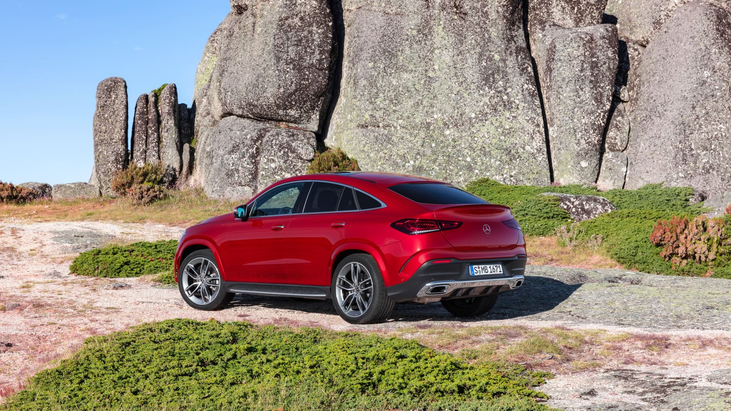 ein roter Mercedes GLE Coupé in Heckansicht vor Felskette