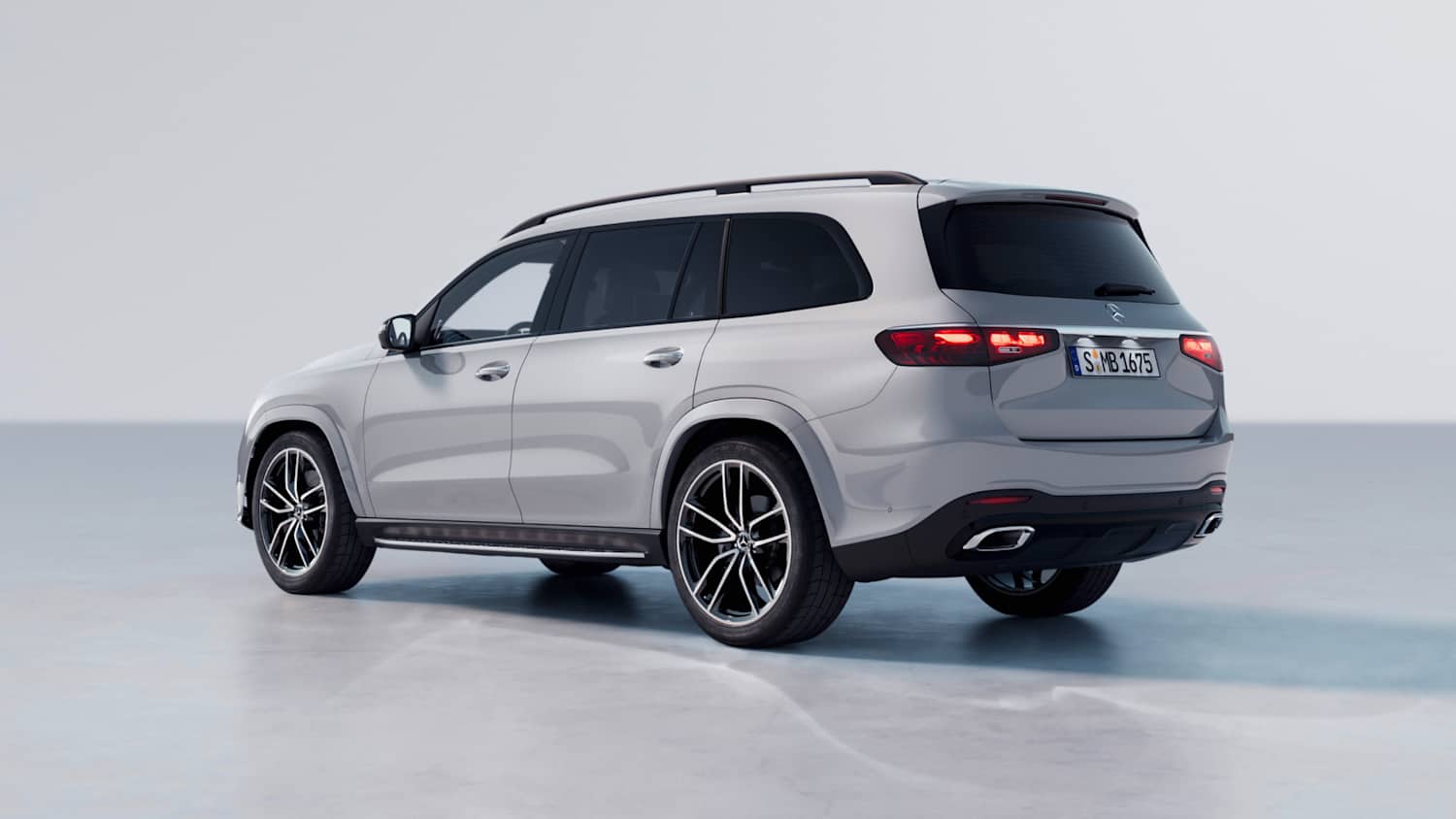 Heck und Seitenansicht eines stehenden Mercedes GLS