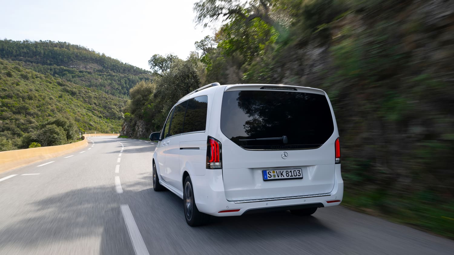 Die neue Mercedes V-Klasse fahrend von hinten fotografiert