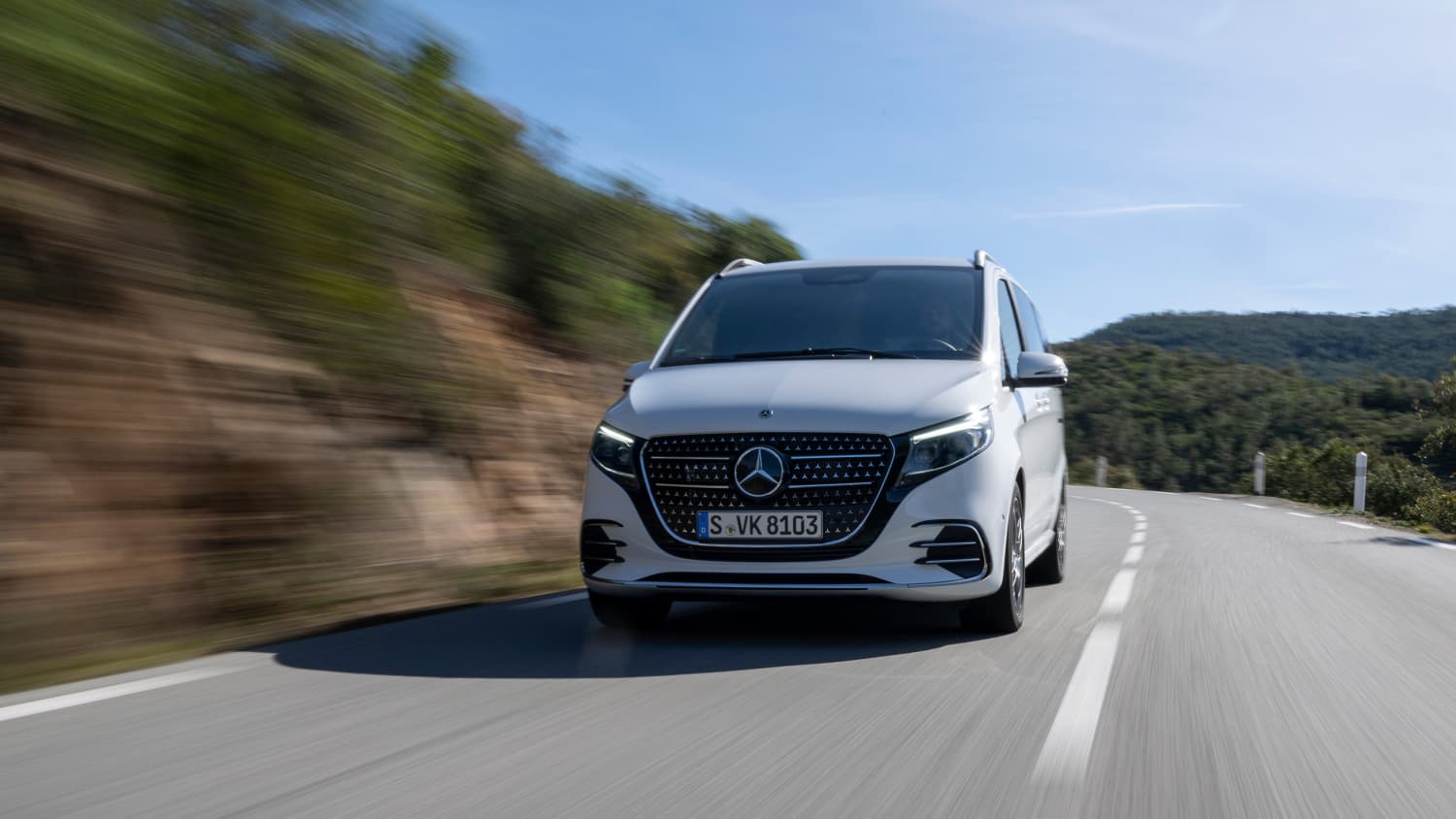 Die neue Mercedes V-Klasse fahrend von vorne fotografiert