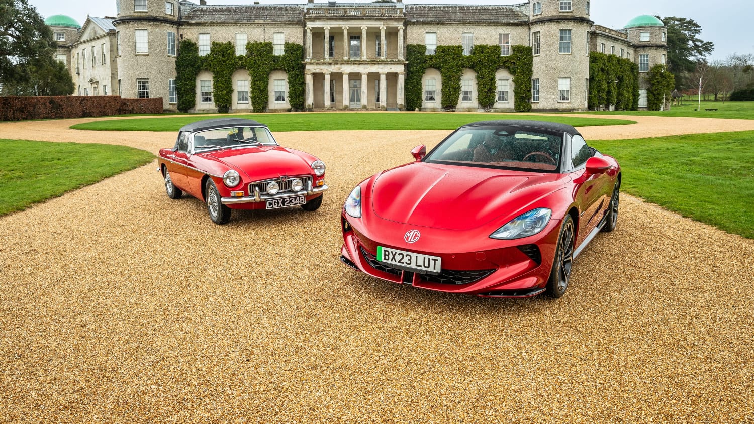 Ein alter & ein neuer MG stehen sich gegenüber