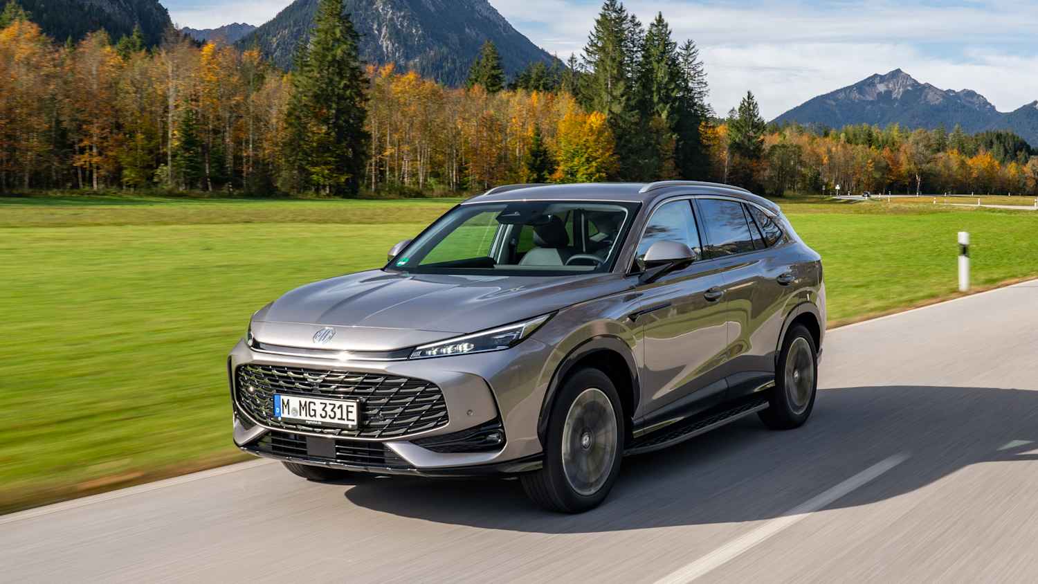 Front und Seitenansicht eines fahrenden MG HS