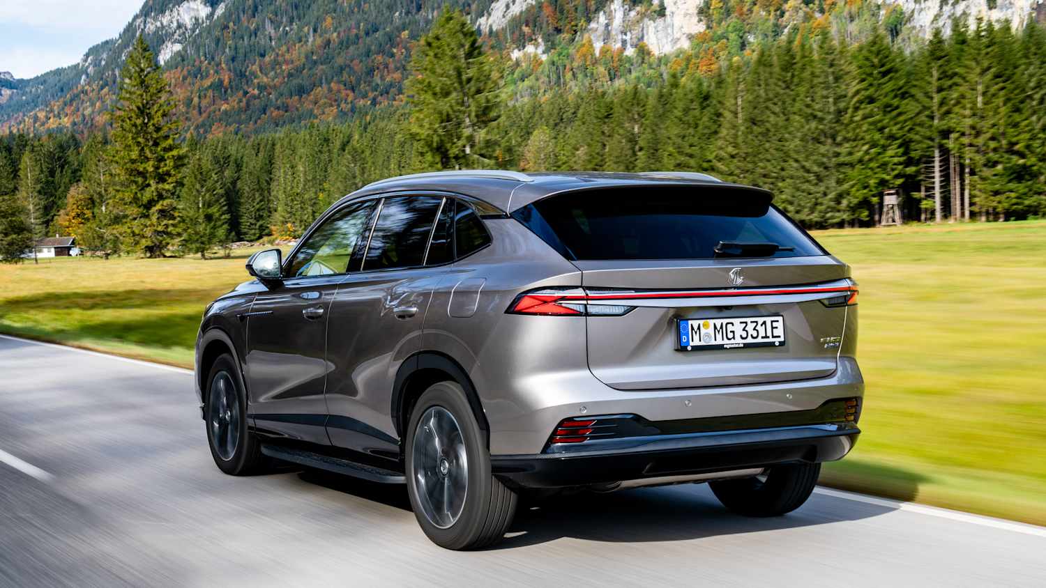 Heckansicht eines fahrenden MG HS