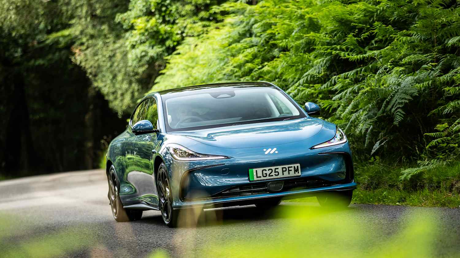 Aufname des farhenden MG IM5 auf einer Landstraße um London