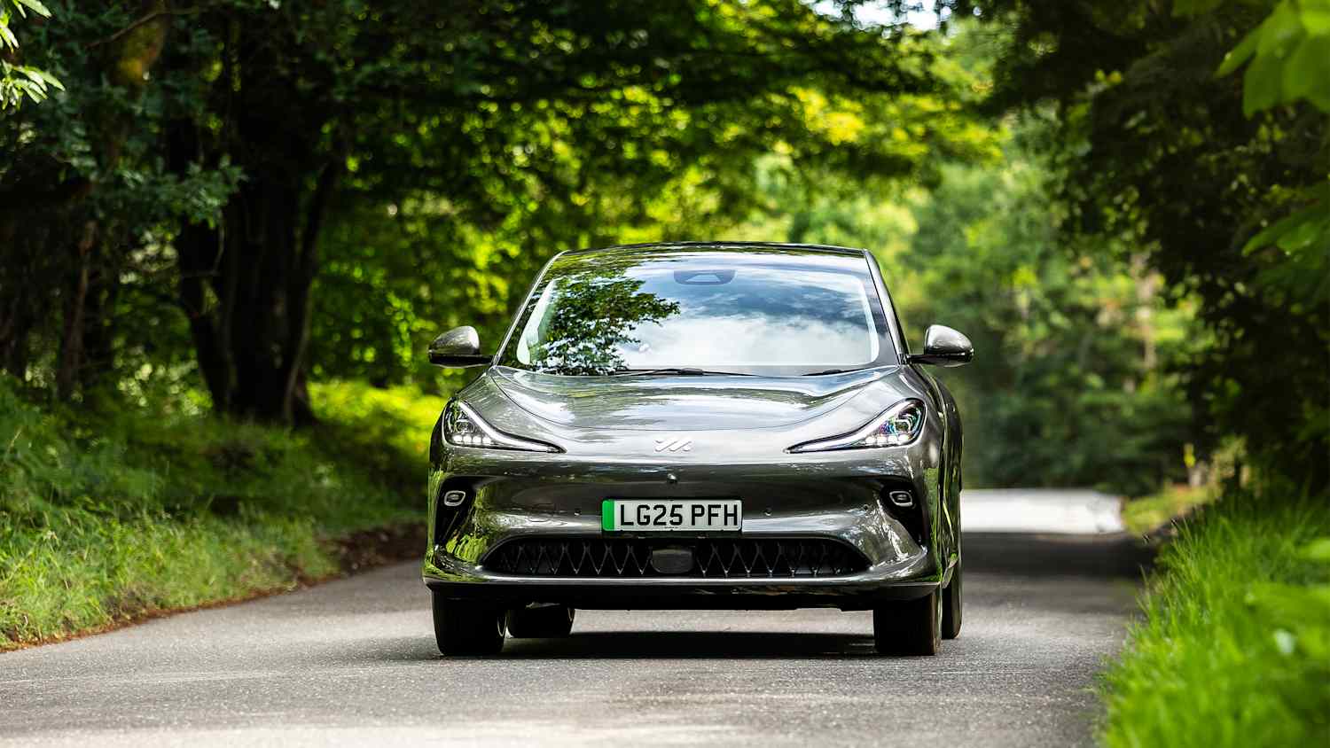 Aufname des fahrenden MG IM6 auf einer Straße um London