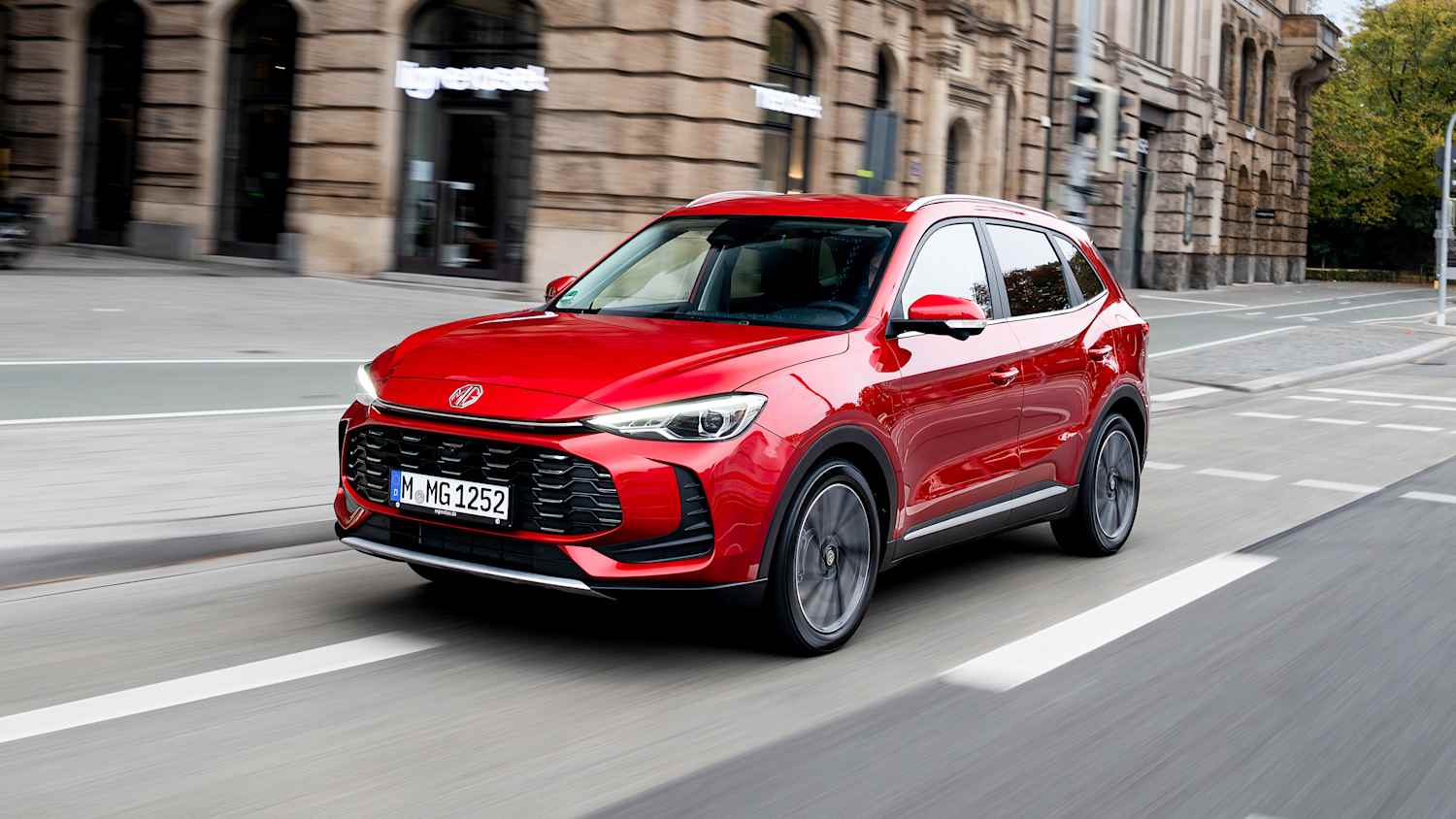 Front und Seitenansicht eines fahrenden MG ZS Hybrid+