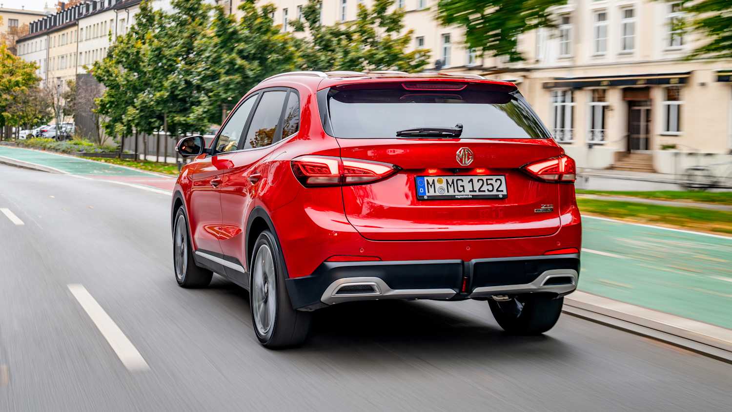 Heckansicht eines fahrenden MG ZS Hybrid+