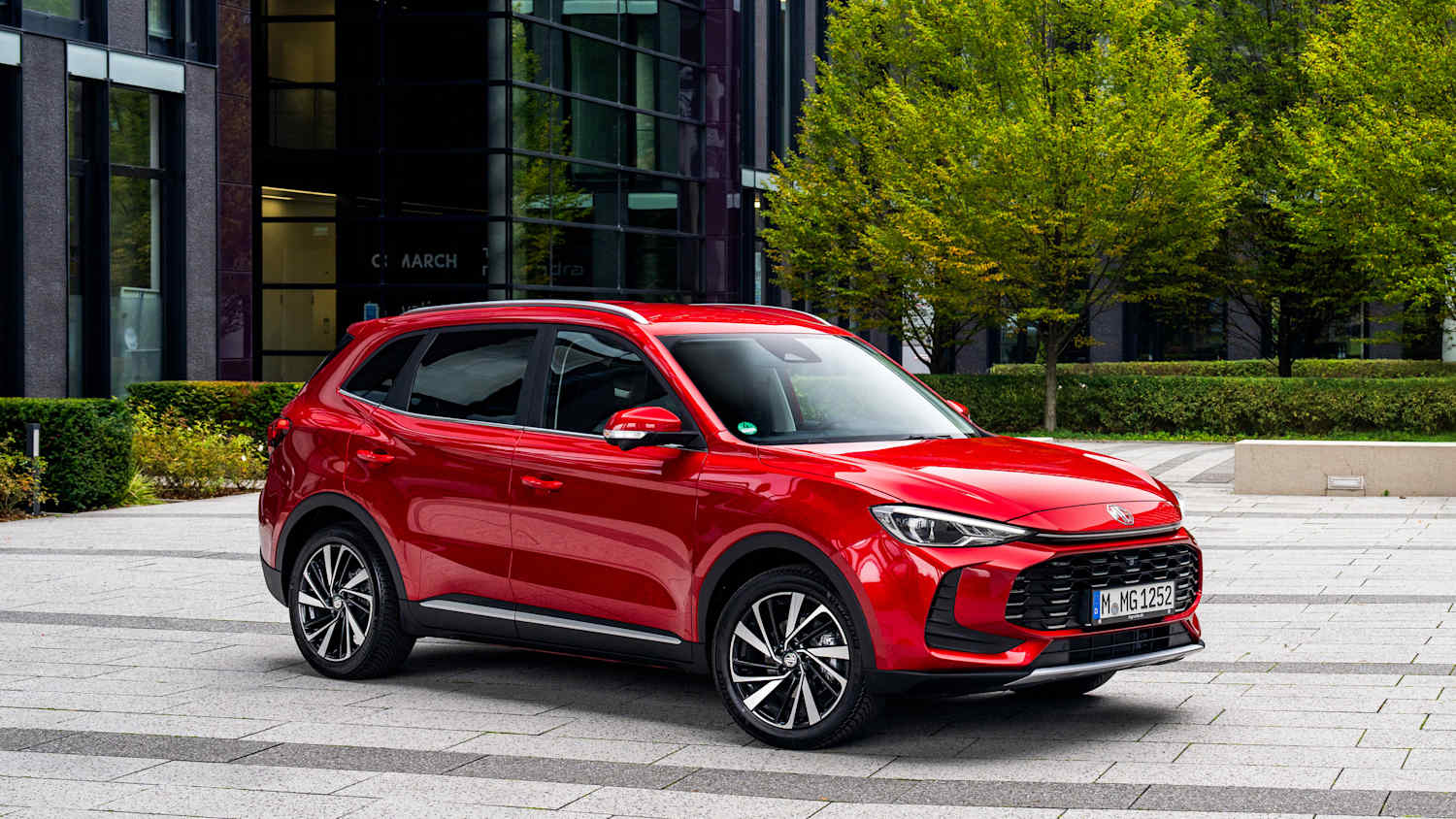 Front und Seitenansicht eines stehenden MG ZS Hybrid+