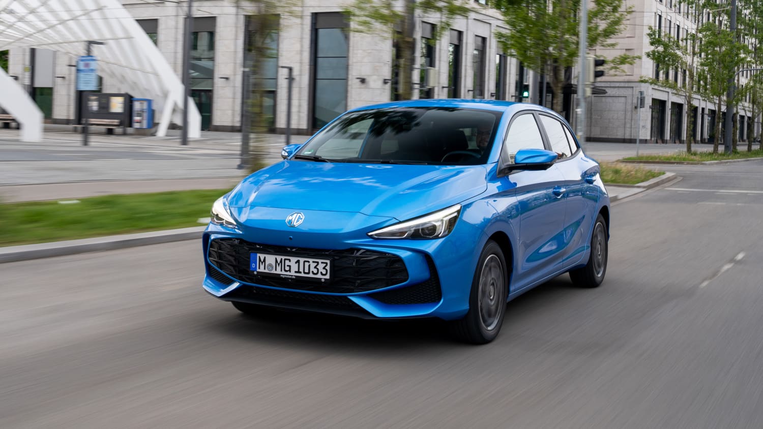 Front und Seitenansicht eines fahrenden MG3 Hybrid+
