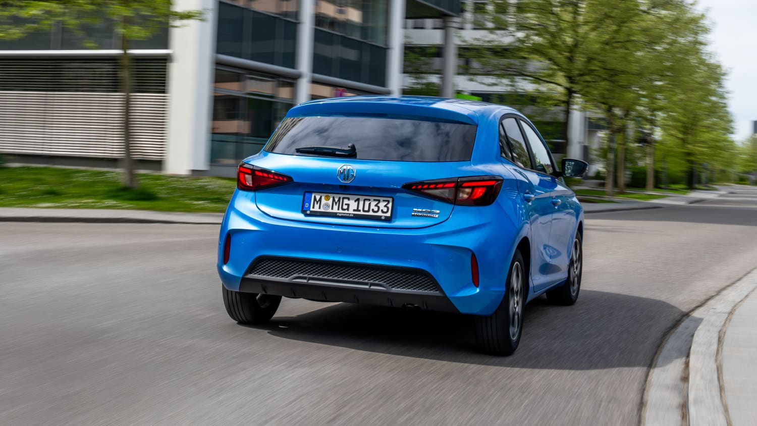 Heckansicht eines fahrenden MG3 Hybrid+