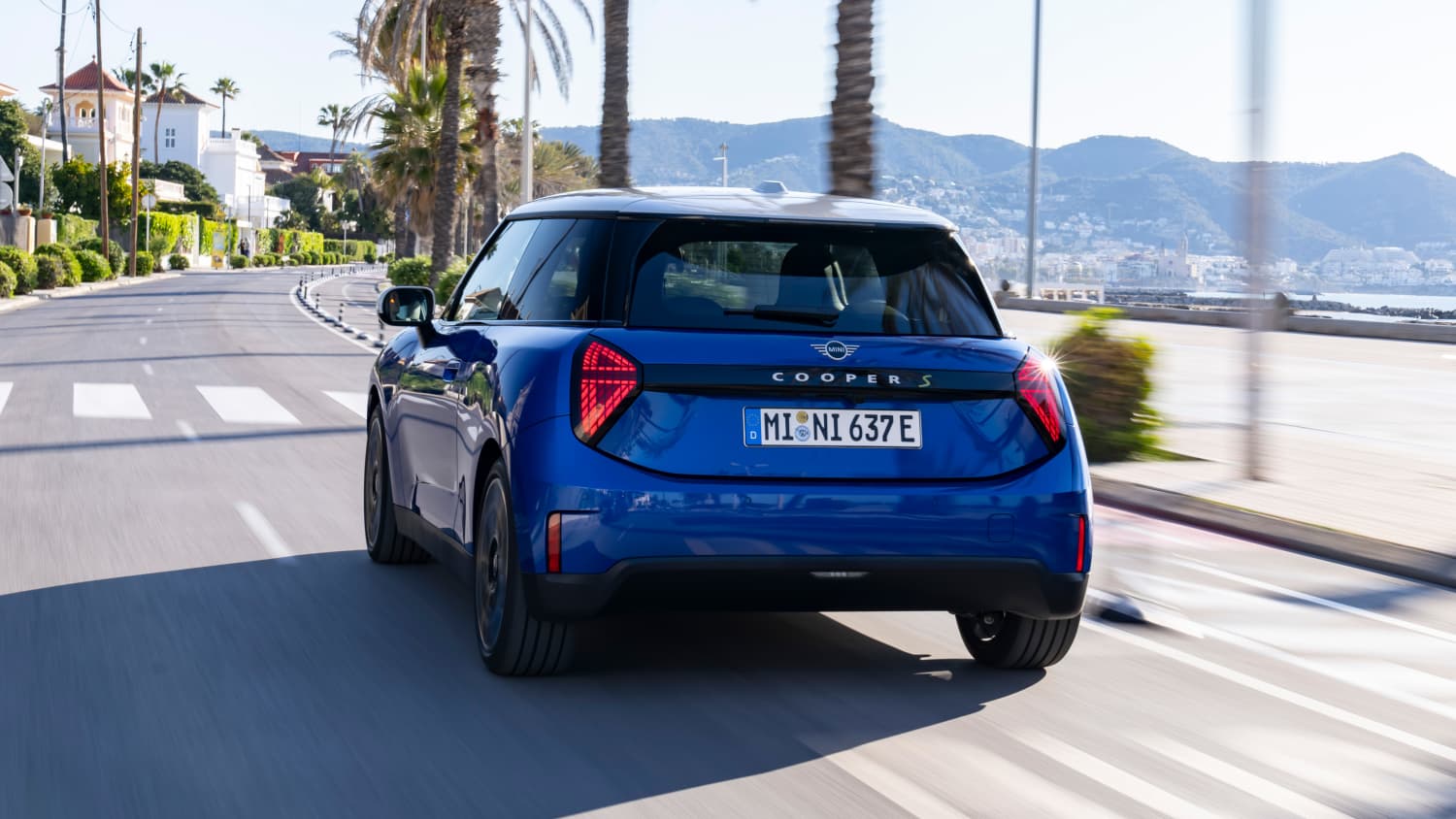 Heckansicht eines fahrenden Mini Cooper E