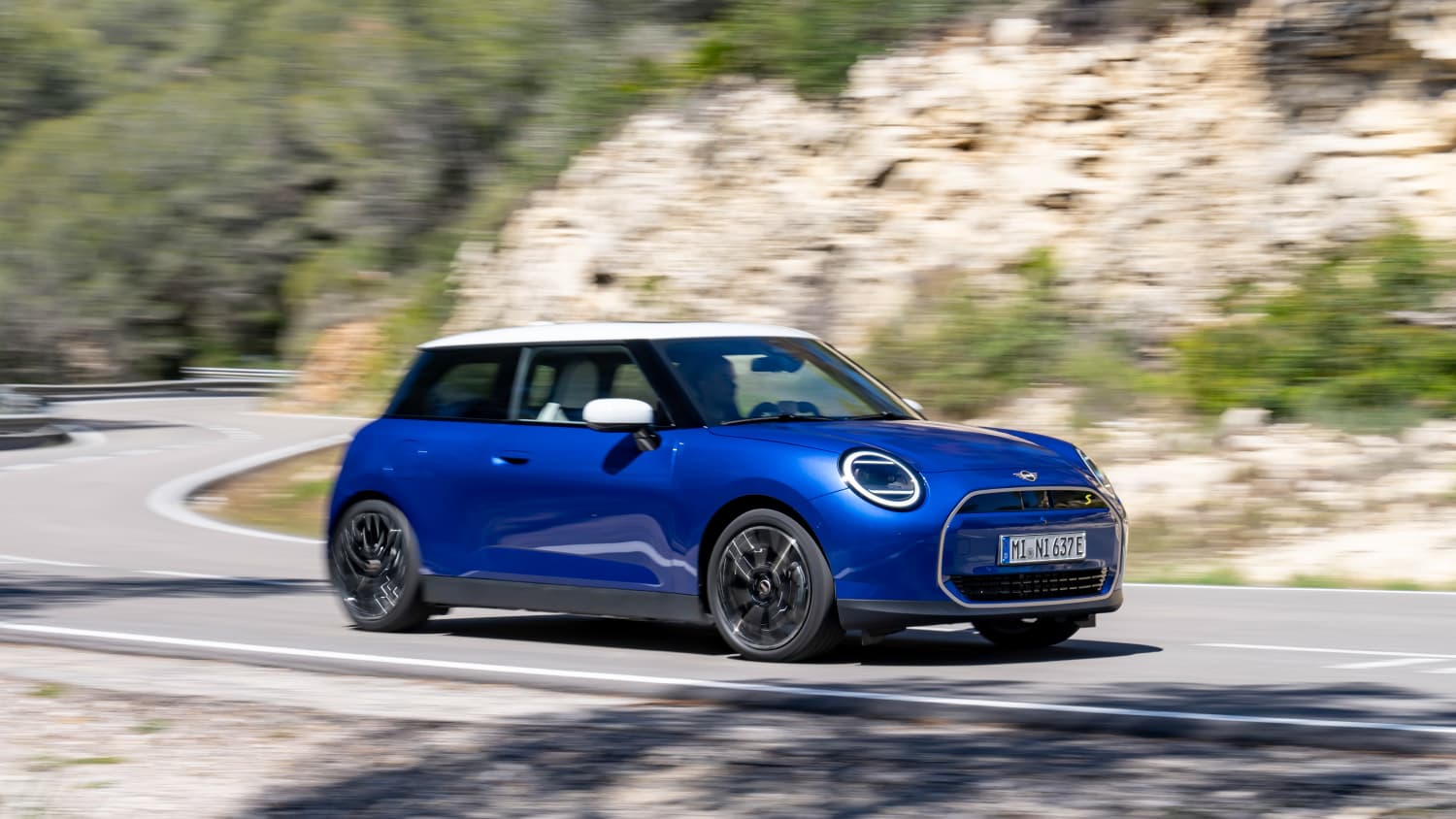 Seitenansicht eines fahrenden Mini Cooper E