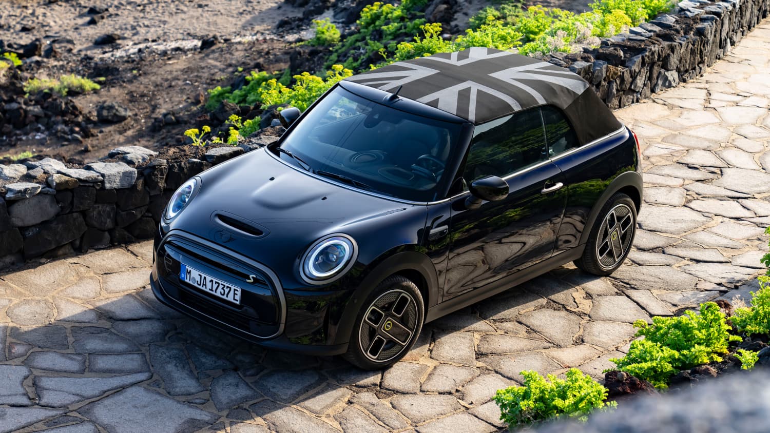 Front und Seitenansicht eines stehenden Mini Cooper SE Cabrio