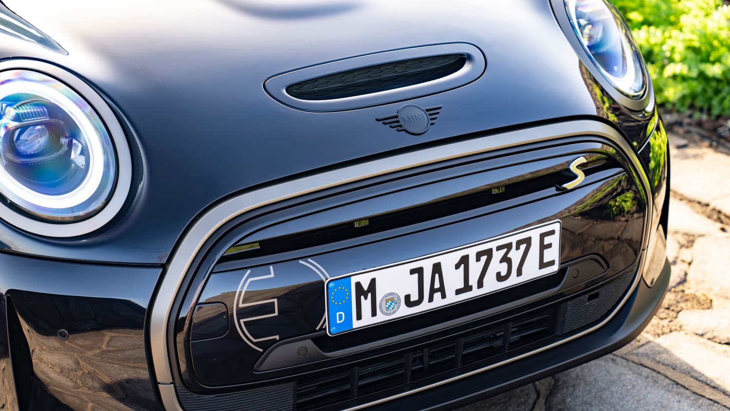 Frontdetail des Mini Cooper SE Cabrio