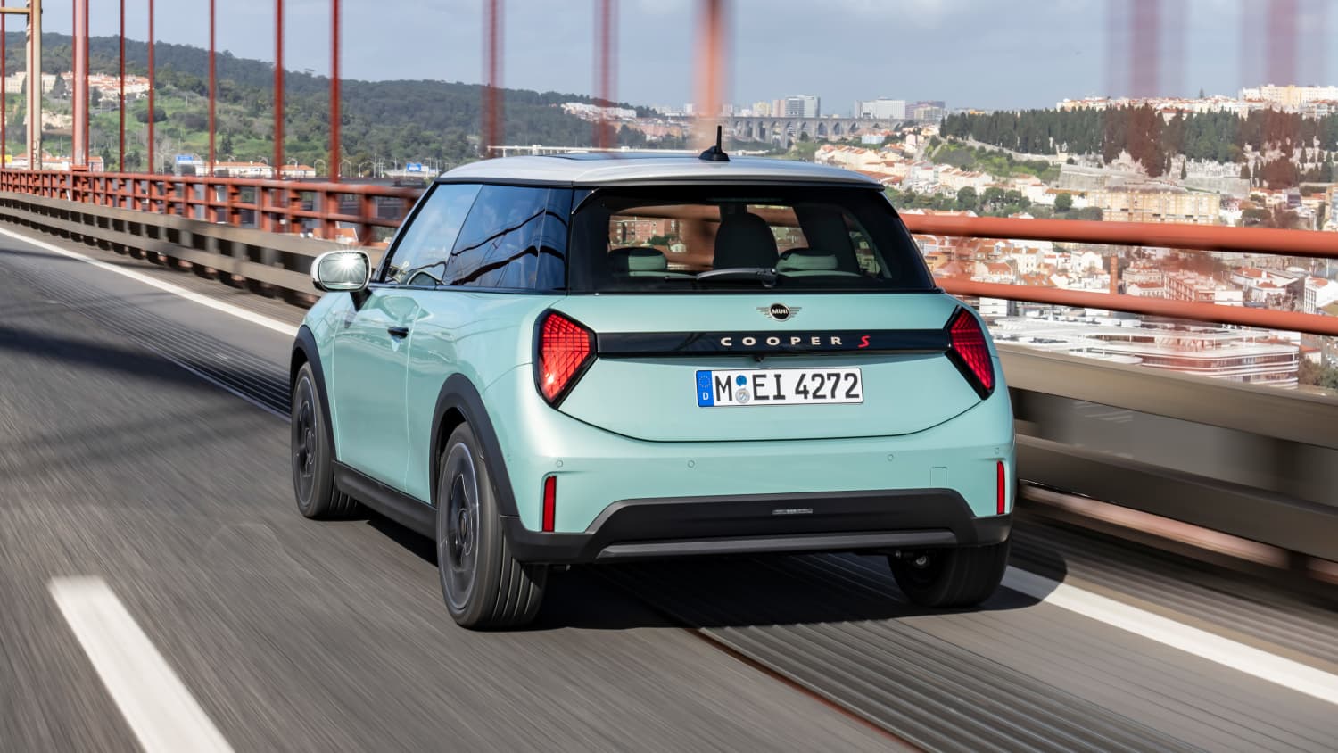 Heckansicht eines fahrenden Mini Cooper