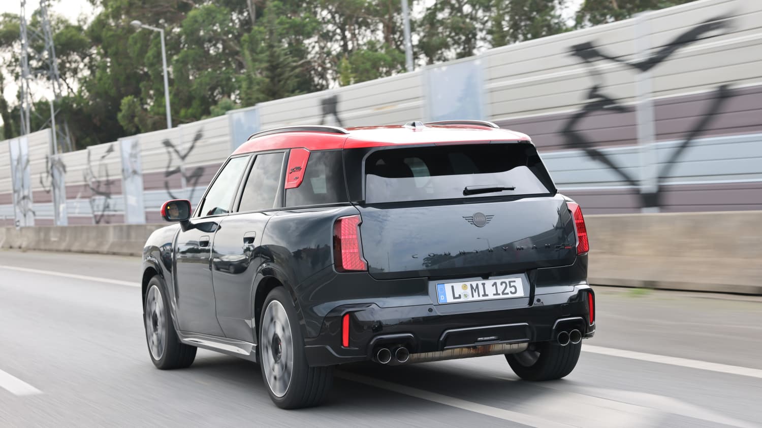 Heckansicht eines fahrenden Mini Countryman
