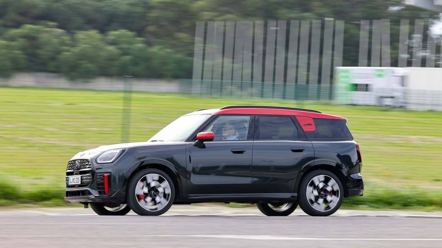 Seitenansicht eines fahrenden Mini Countryman