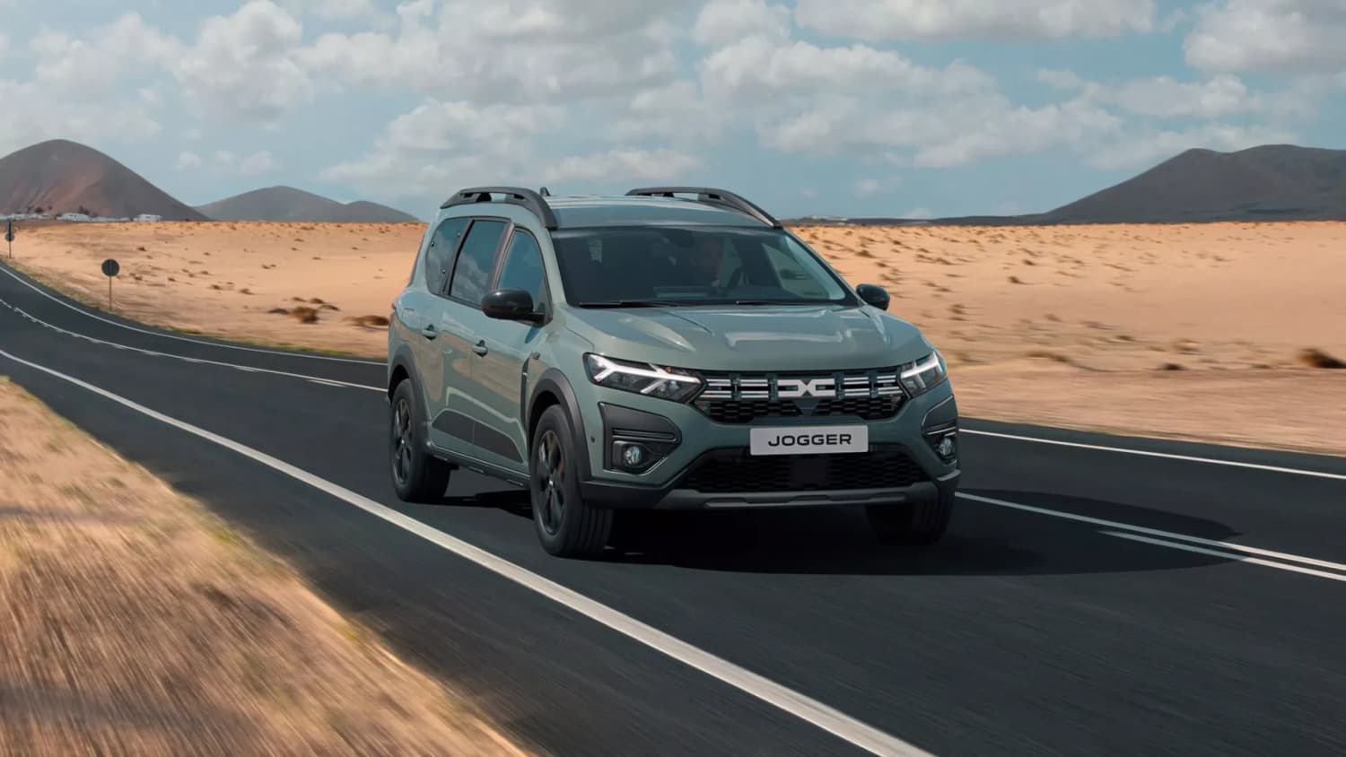 Frontansicht eines fahrenden Dacia Jogger