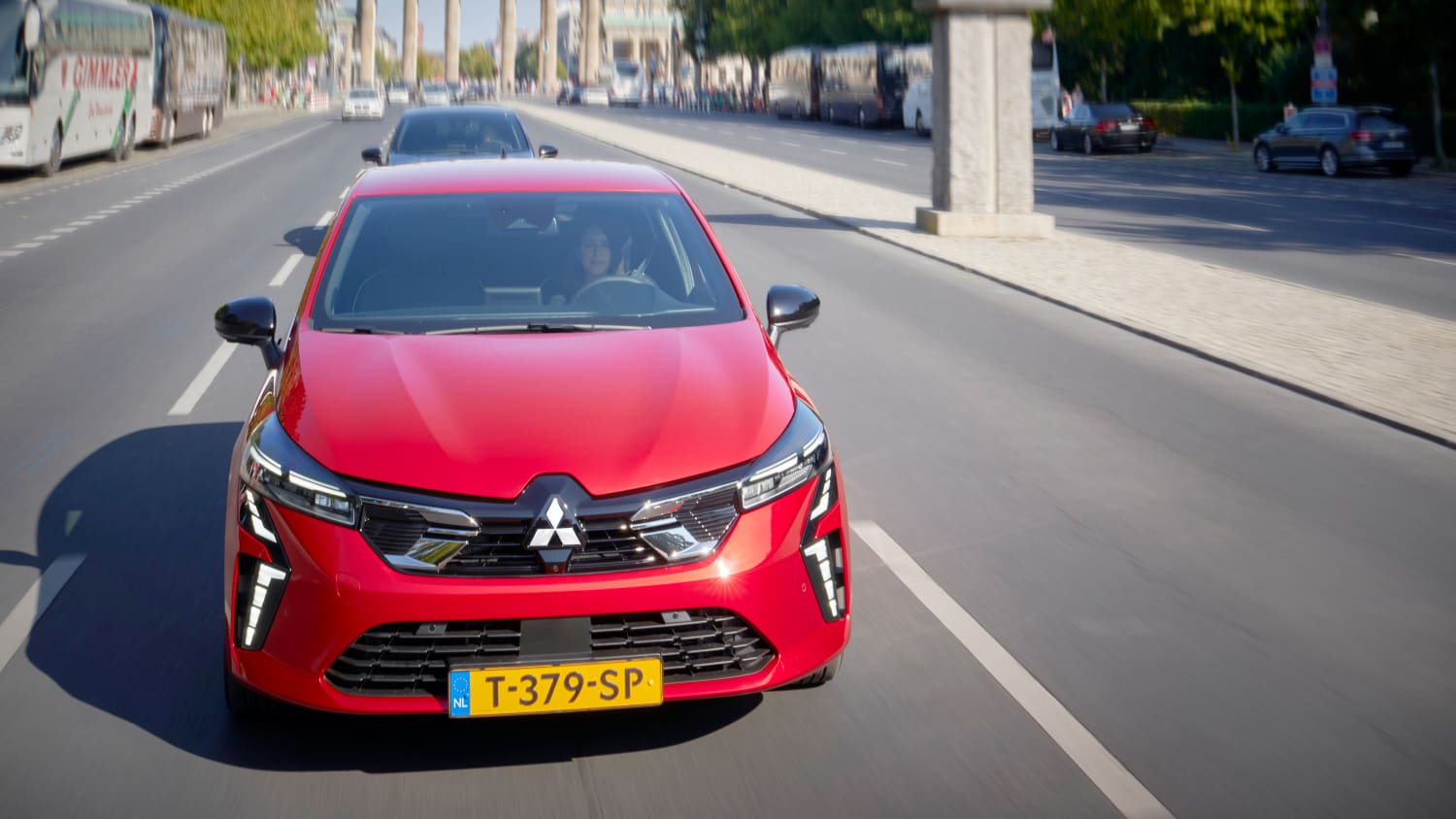 Mitsubishi Colt 2023 in Rot während der Fahrt am Brandenburger Tor