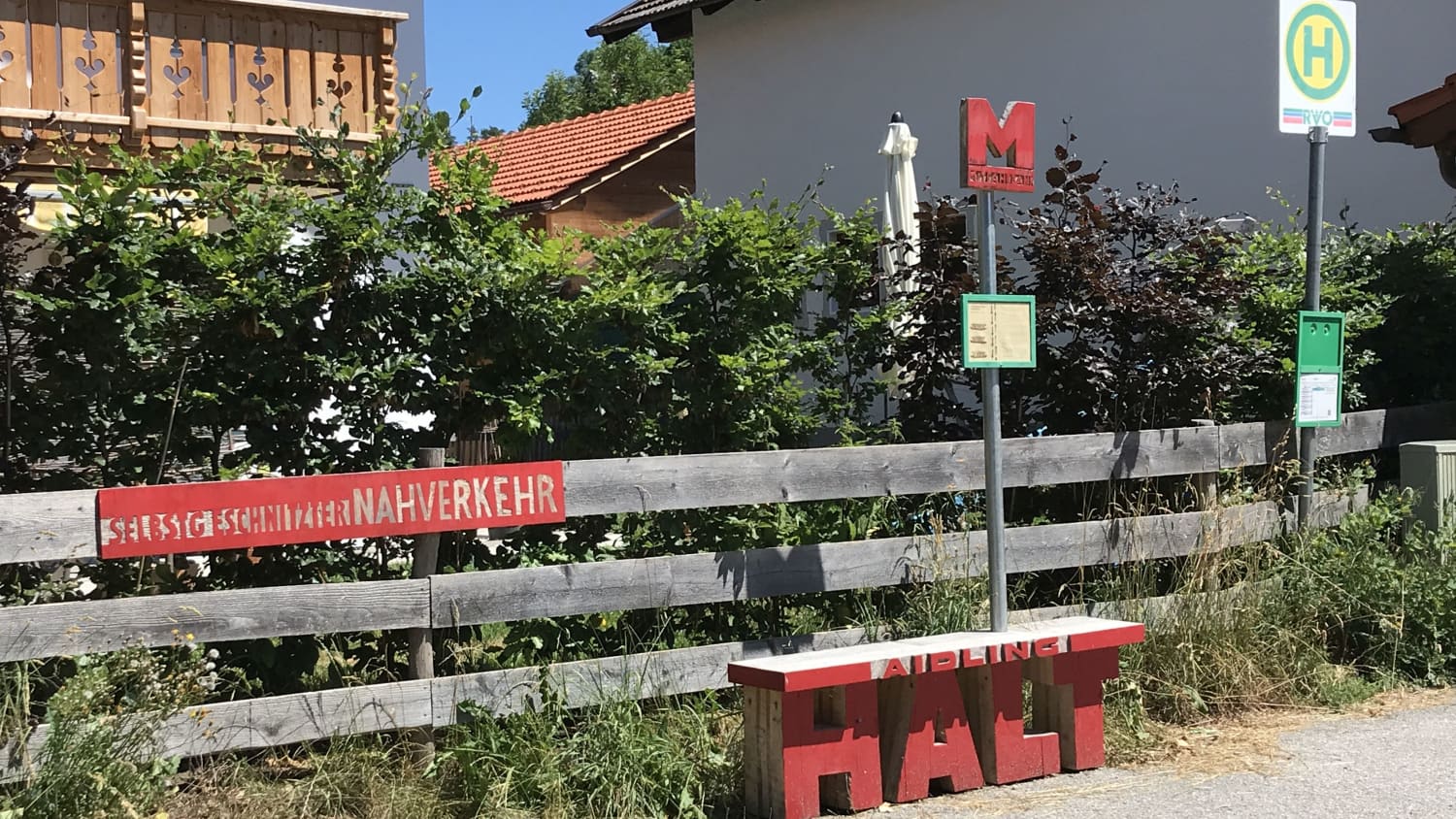Mitnahmebank des "selbstgeschnitzten Nahverkehrs" in Riegsee n aus einem Sommerferien-Freizeitprojekt
