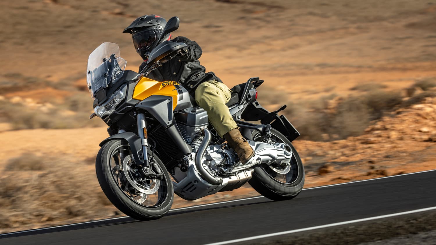 Seitenansicht einer fahrenden Moto Guzzi Stelvio