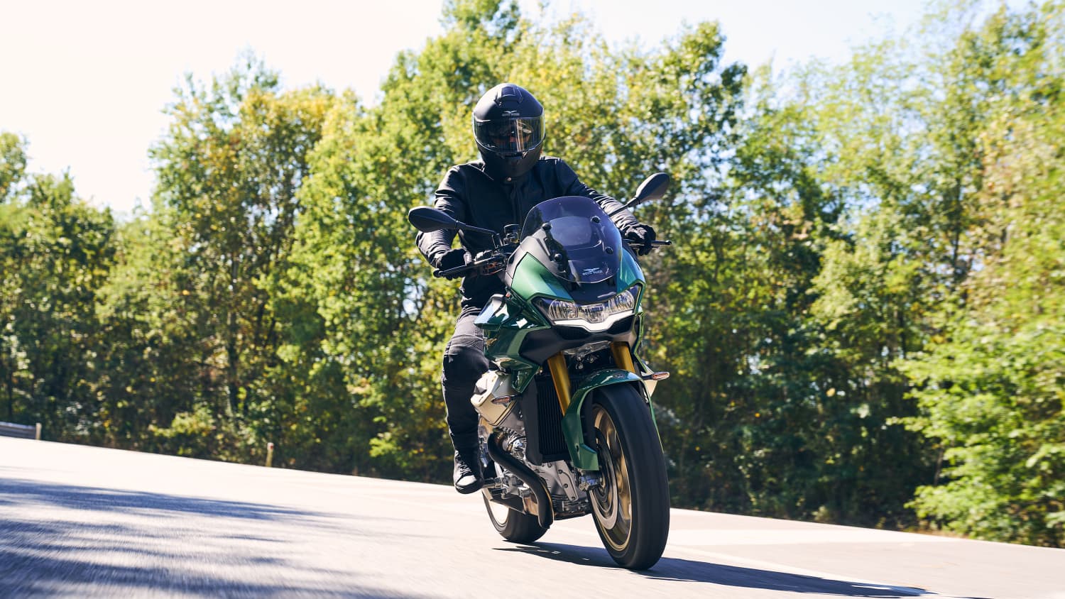 Die Moto Guzzi V100 S fahrend von vorne