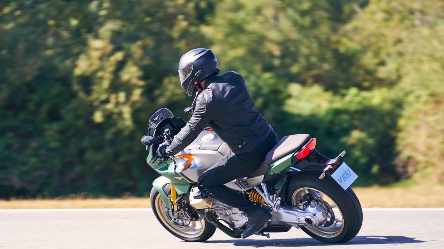 Die Moto Guzzi V100 S fahrend von hinten