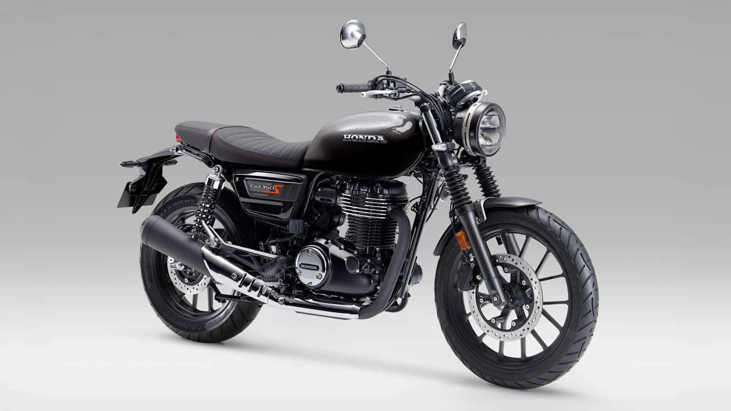 Seitenansicht einer stehenden Honda GB350S