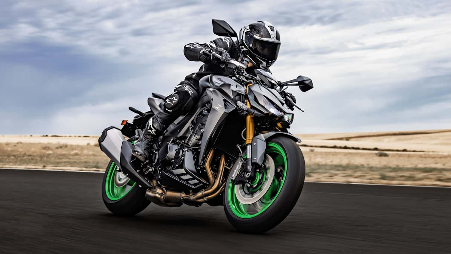 Ein Mann fährt auf einer Kawasaki Z1100