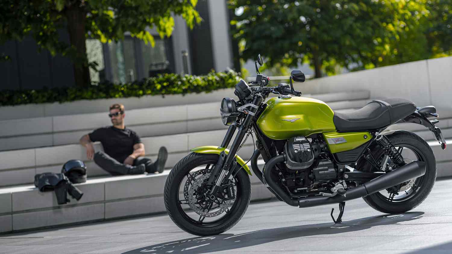 Seitenansicht einer stehenden Mottoguzzi V7 Sport