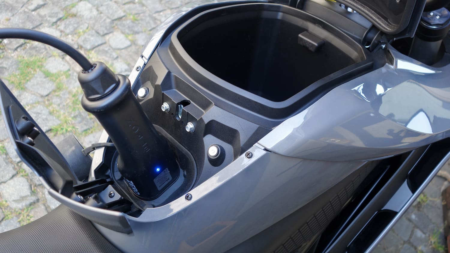 Nahaufnahme von der Elektro-Ladebuchse des Motorrads Zero SR/S