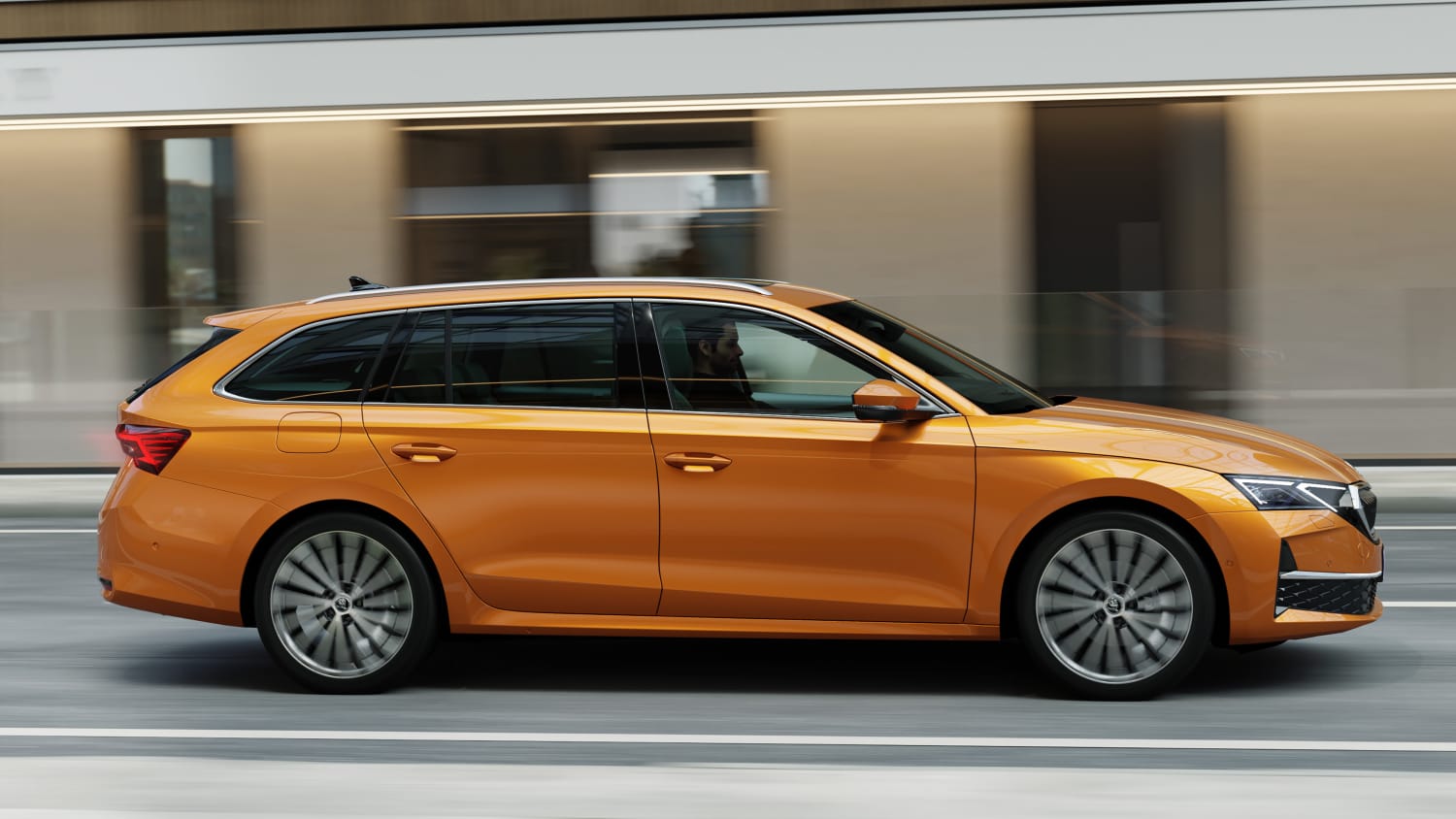 Fahraufnahme des Skoda Octavia von der Seite