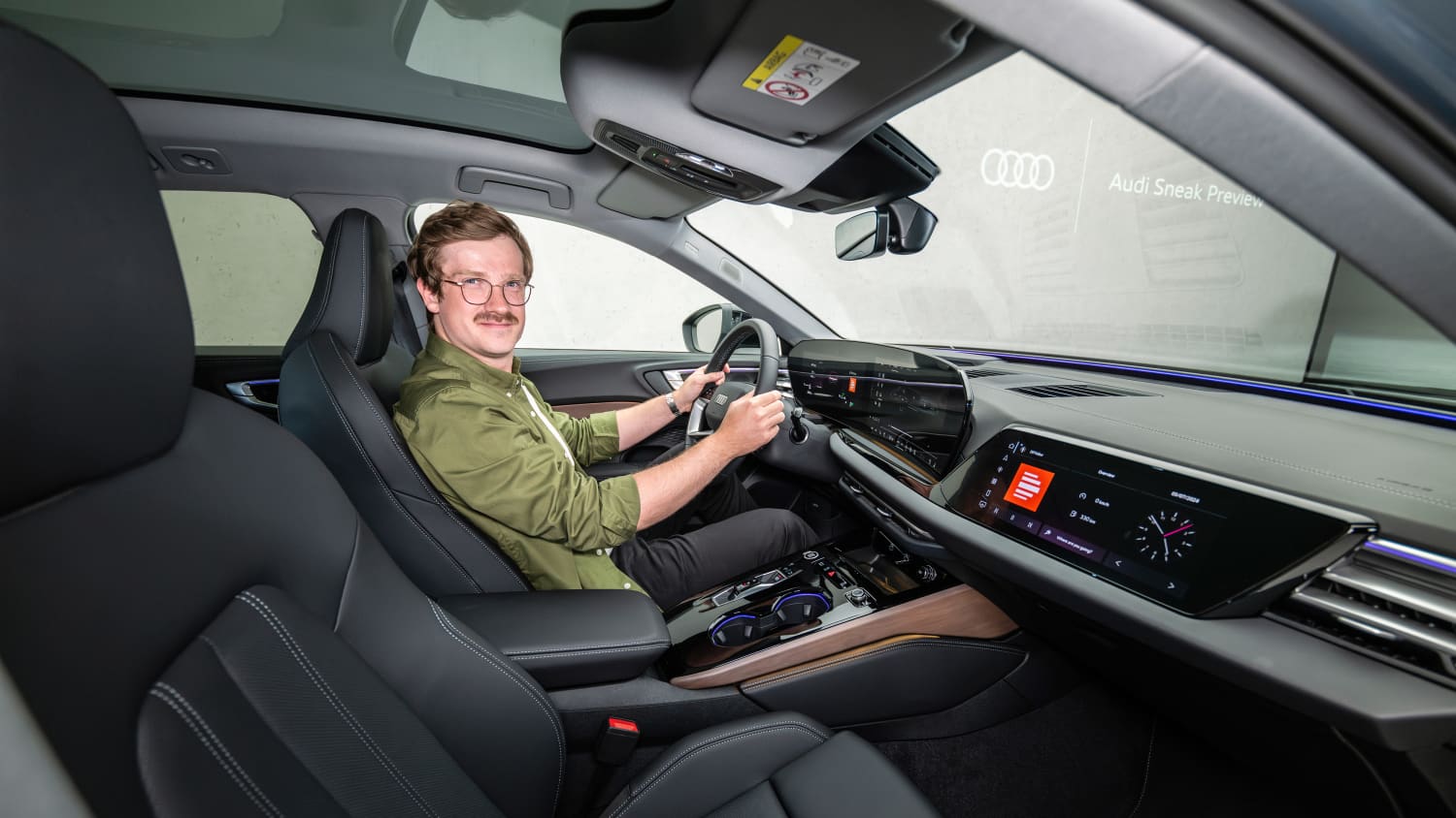 Redakteuer Andreas Huber am Steuer des  neuen Audi A 5