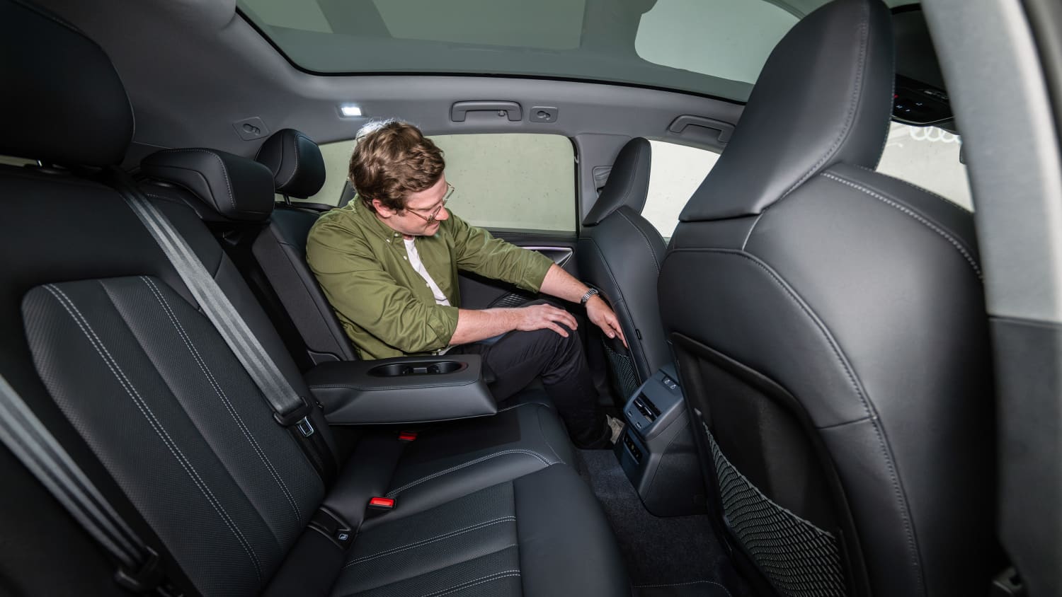 Redakteuer Andreas Huber auf der Rückbank des neuen Audi A 5