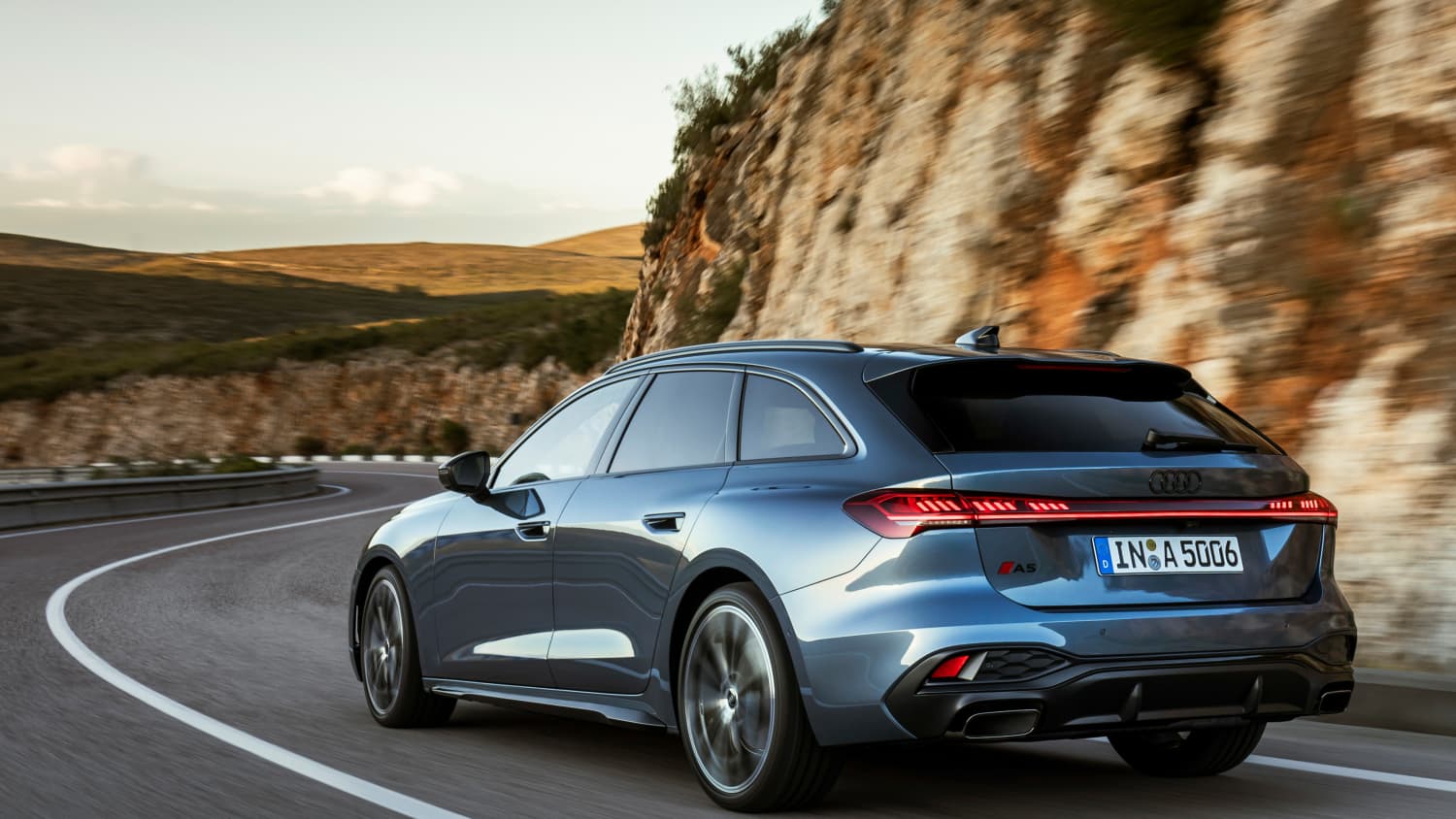 Audi A5 Avant fährt auf eine Kurve zu