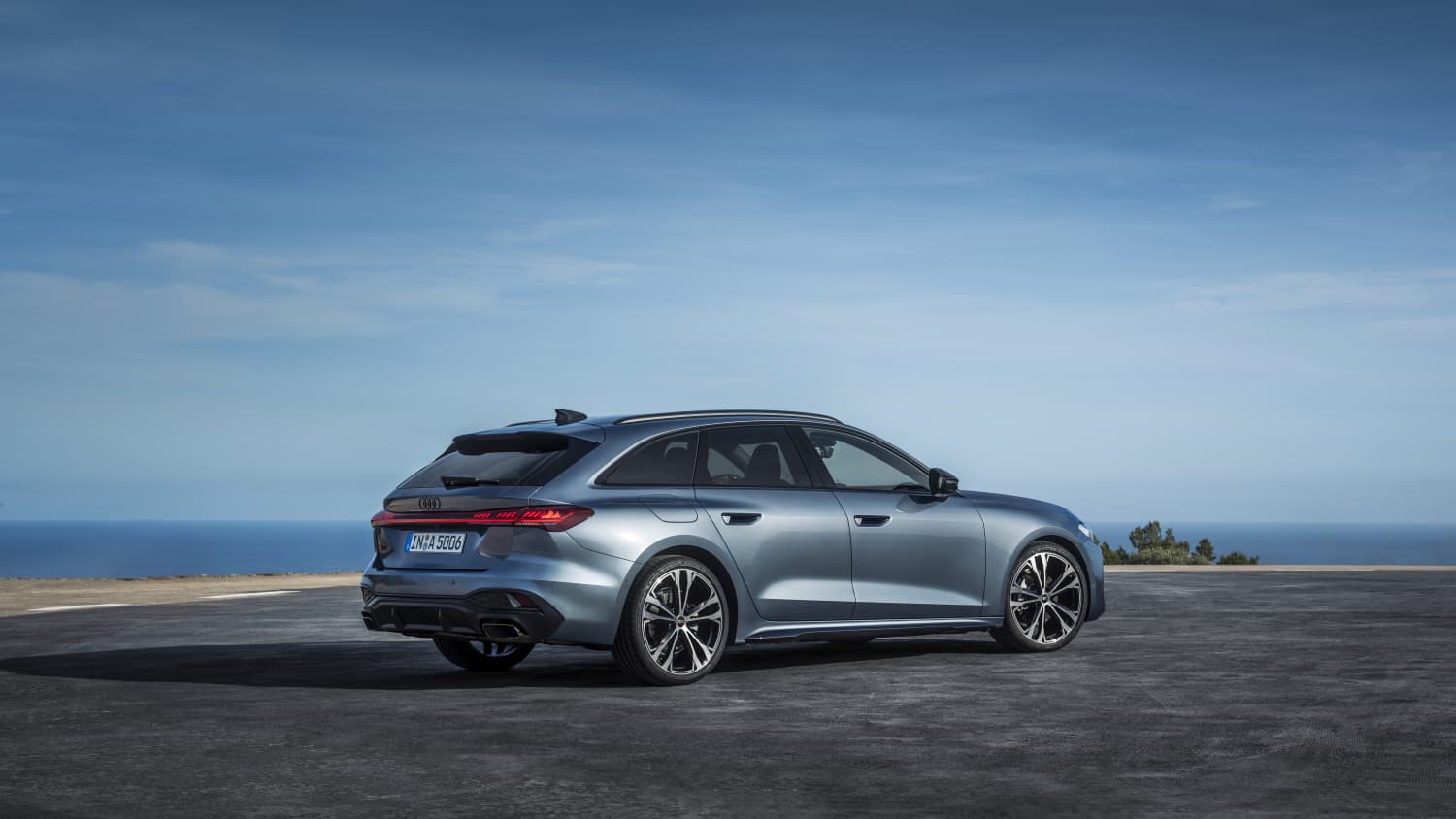 Ein neuer Audi A5 schräg von hinten