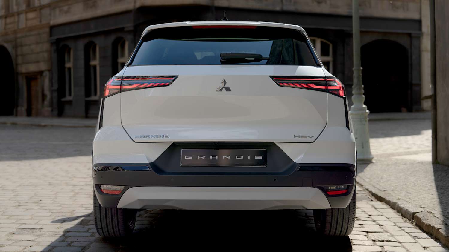 Der neue Mitsubishi Grandis frontal von hinten fotografiert