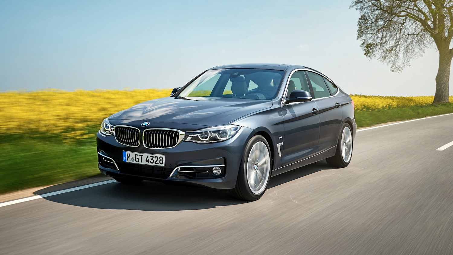 Front und Seitenansicht eines 3er BMW der auf einer Straße fährt