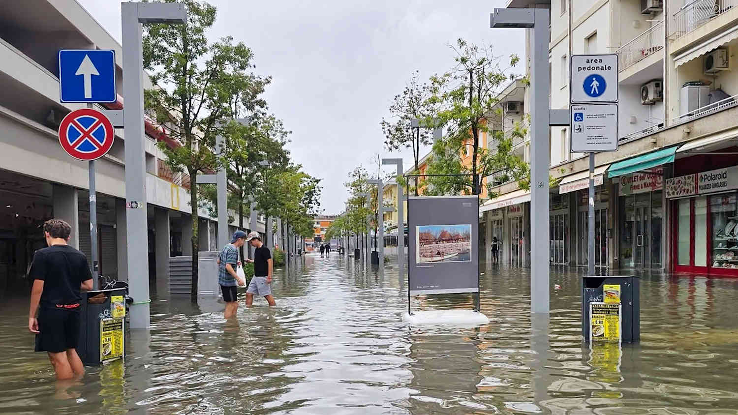In Bibione, einer Küstenregion in Venetien (Italien), fielen innerhalb weniger Stunden beachtliche 245 Millimeter Regen, was zu massiven Überflutungen führte.
