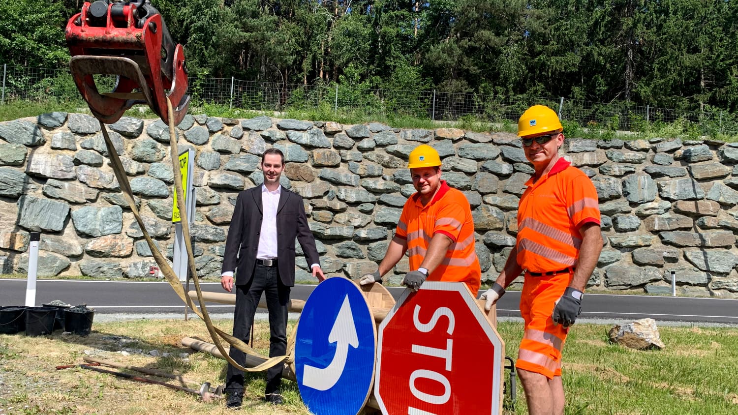 Mitarbeiter der Autobahnmeisterei Ilz und ASFINAG Mitarbeiter Peter Rath stellten die neuen Verkehrsschilder aus Holz aufauf