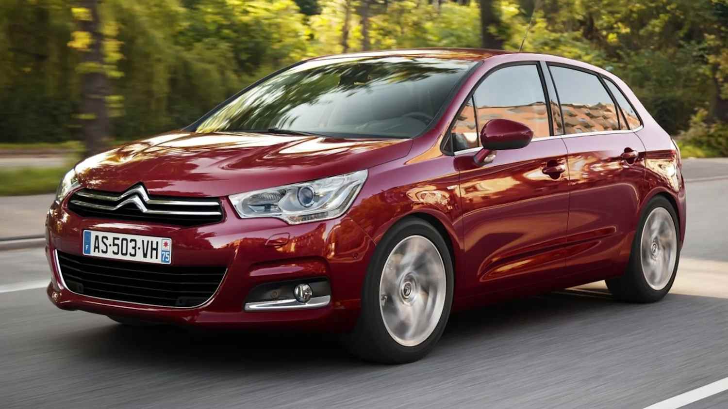 Front und Seitenansicht eines fahrenden Citroen C4