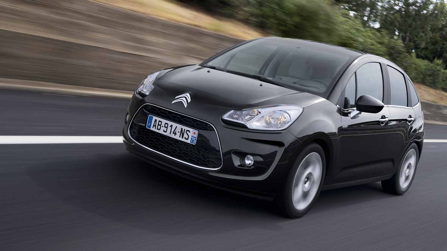 Front und Seitenansicht eines fahrenden Citroen C3 der 2. Generation