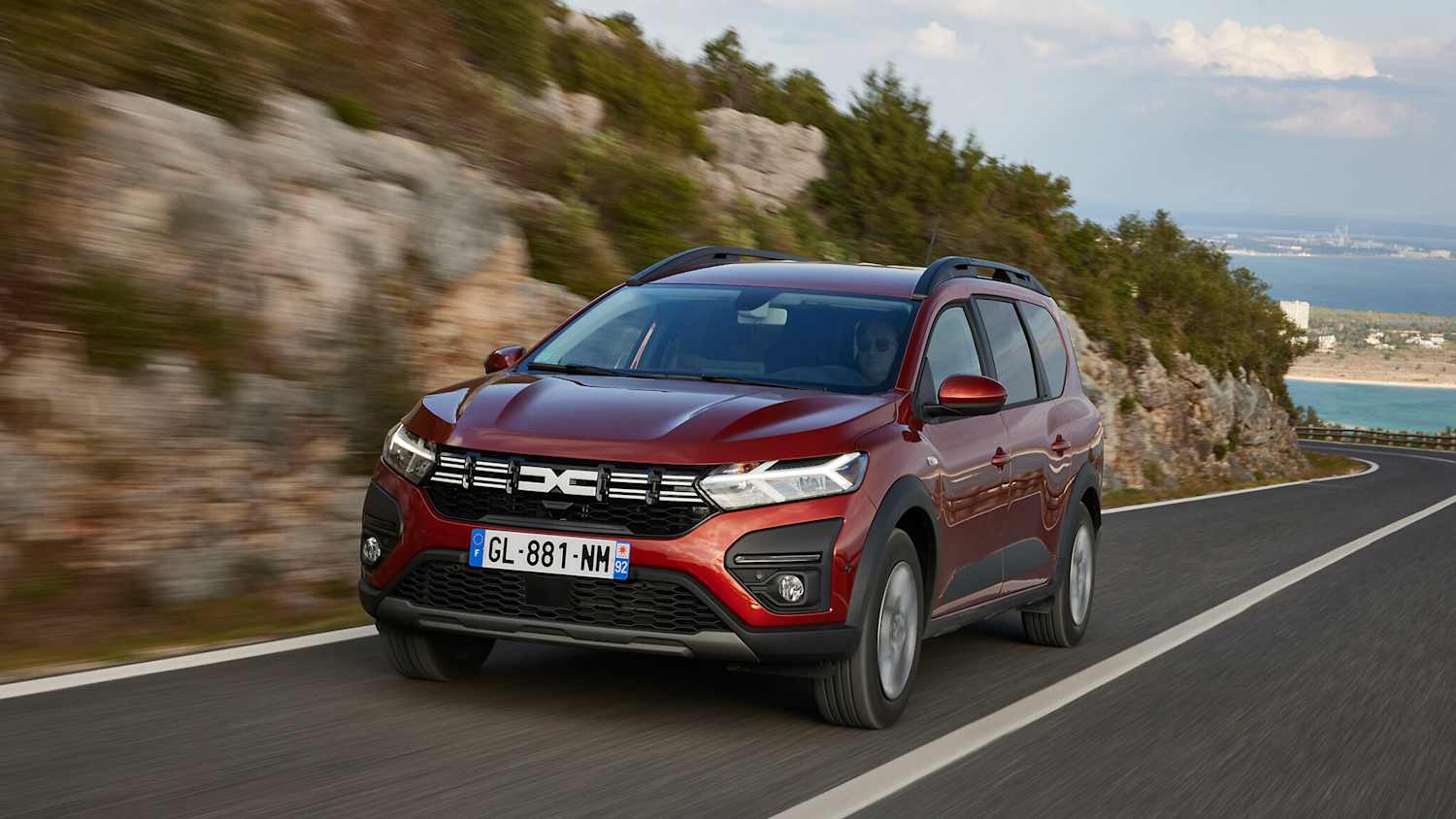 Front und Seitenansicht eines fahrenden Dacia Jogger
