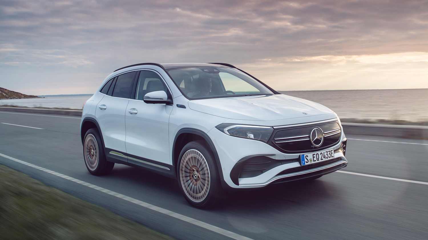 Front und Seitenansicht eines fahrenden Mercedes EQA