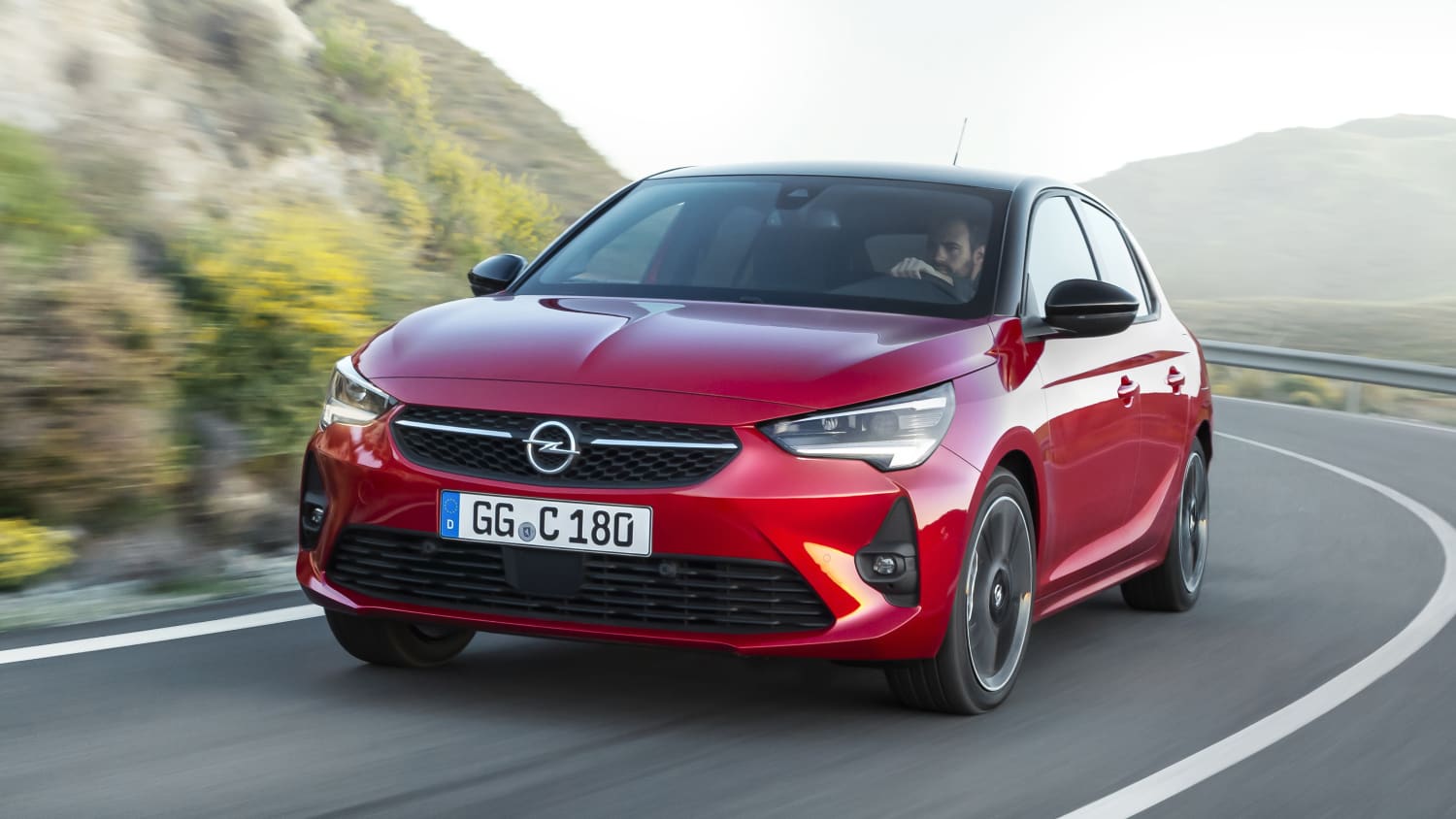Opel Corsa fahrend auf einer Straße