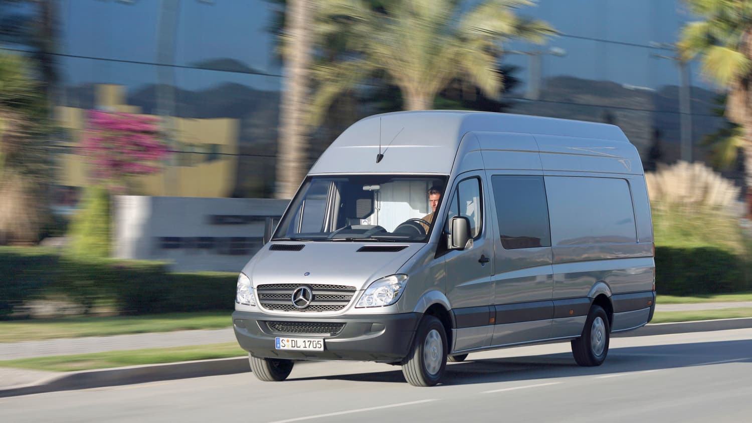 Ein Mercedes Sprinter fährt auf einer Strasse
