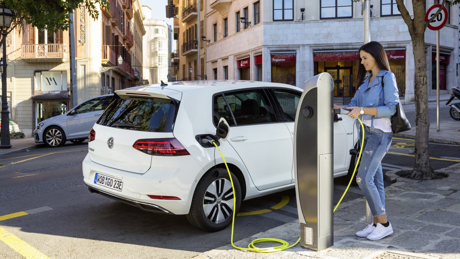 Frau lädt VW e-Golf