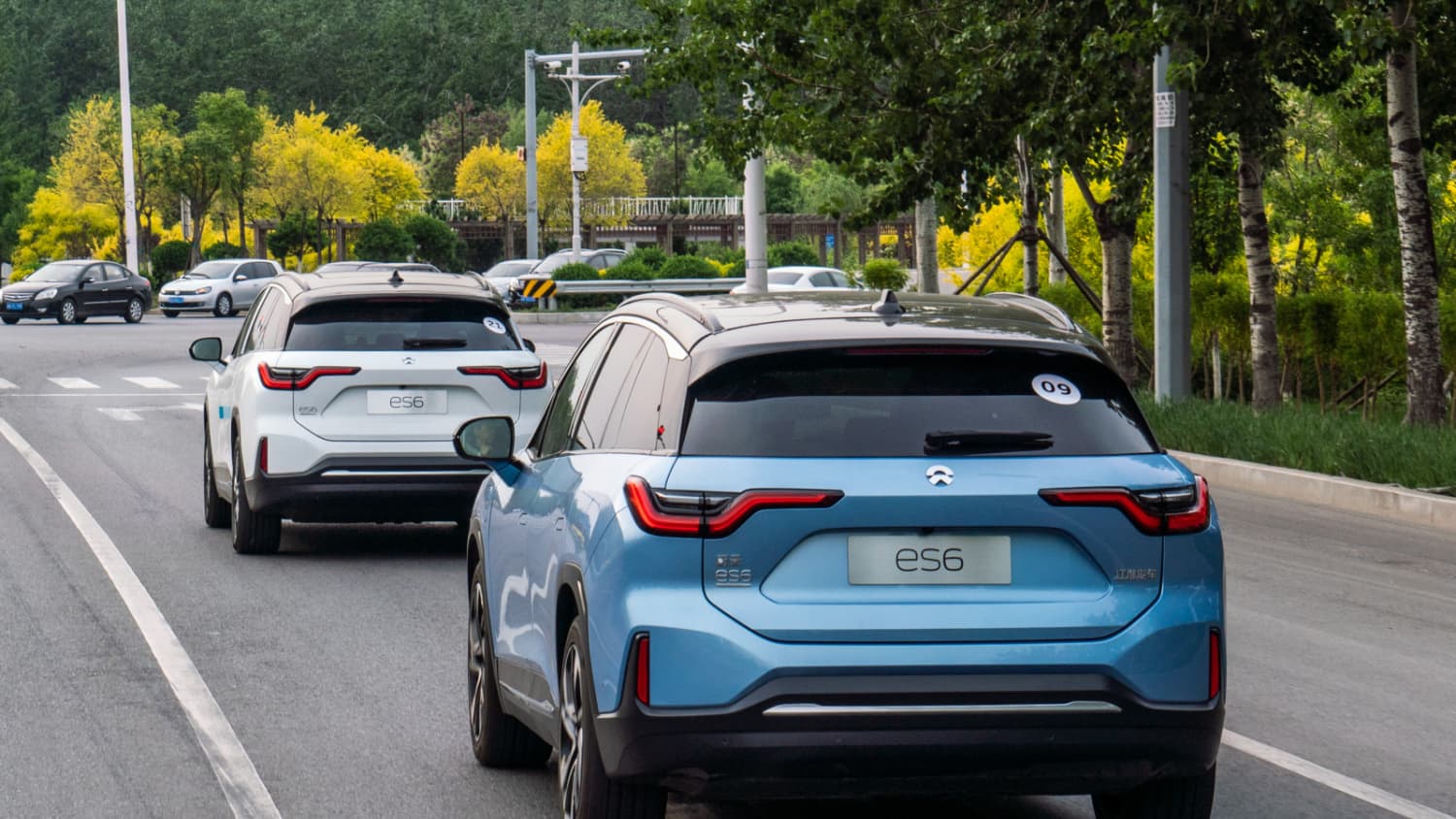 Ein Nio ES6 fährt auf einer Straße, aufgenommen von hinten.