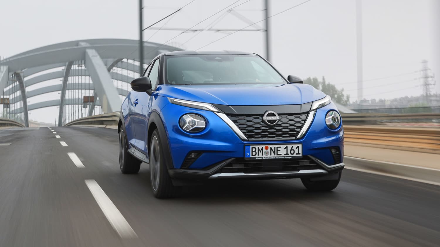 Frontansicht eines fahrenden Nissan Juke