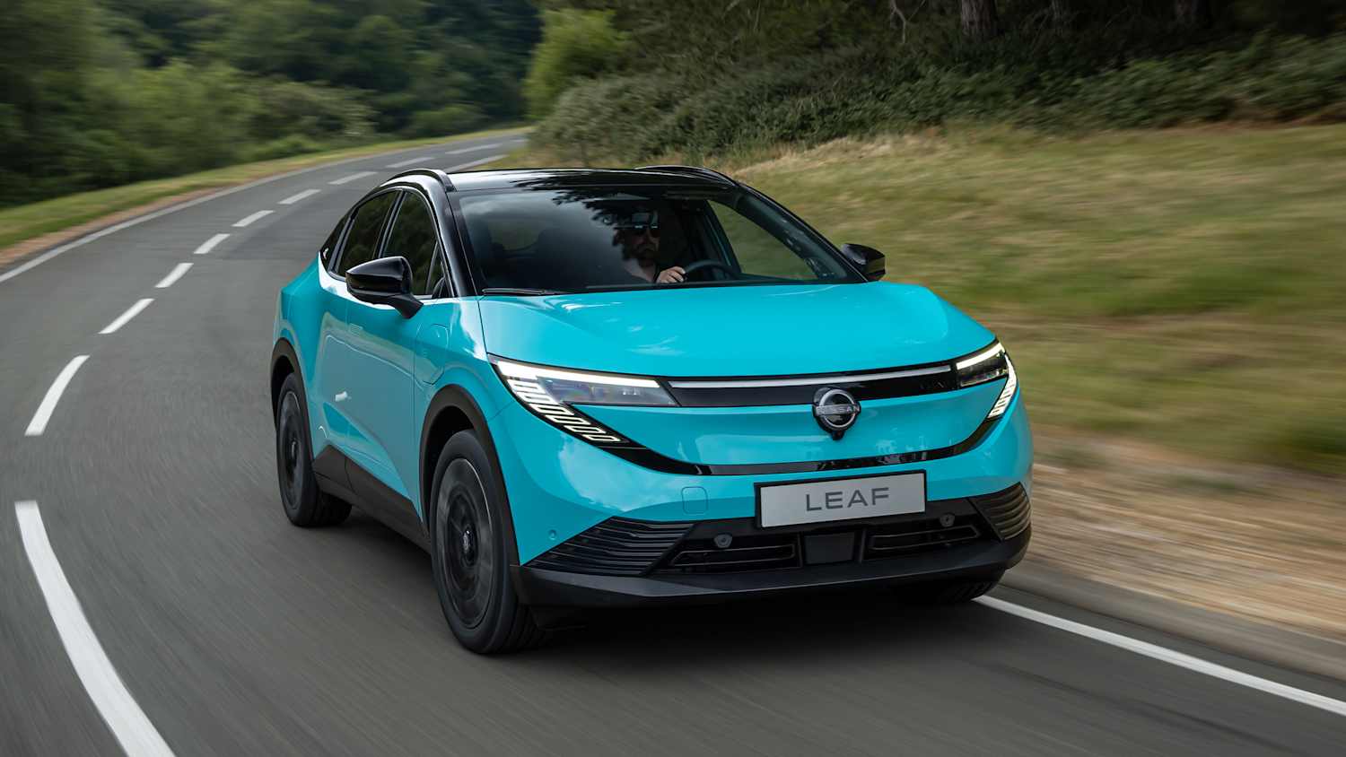 Frontansicht eines fahrenden Nissan Leaf